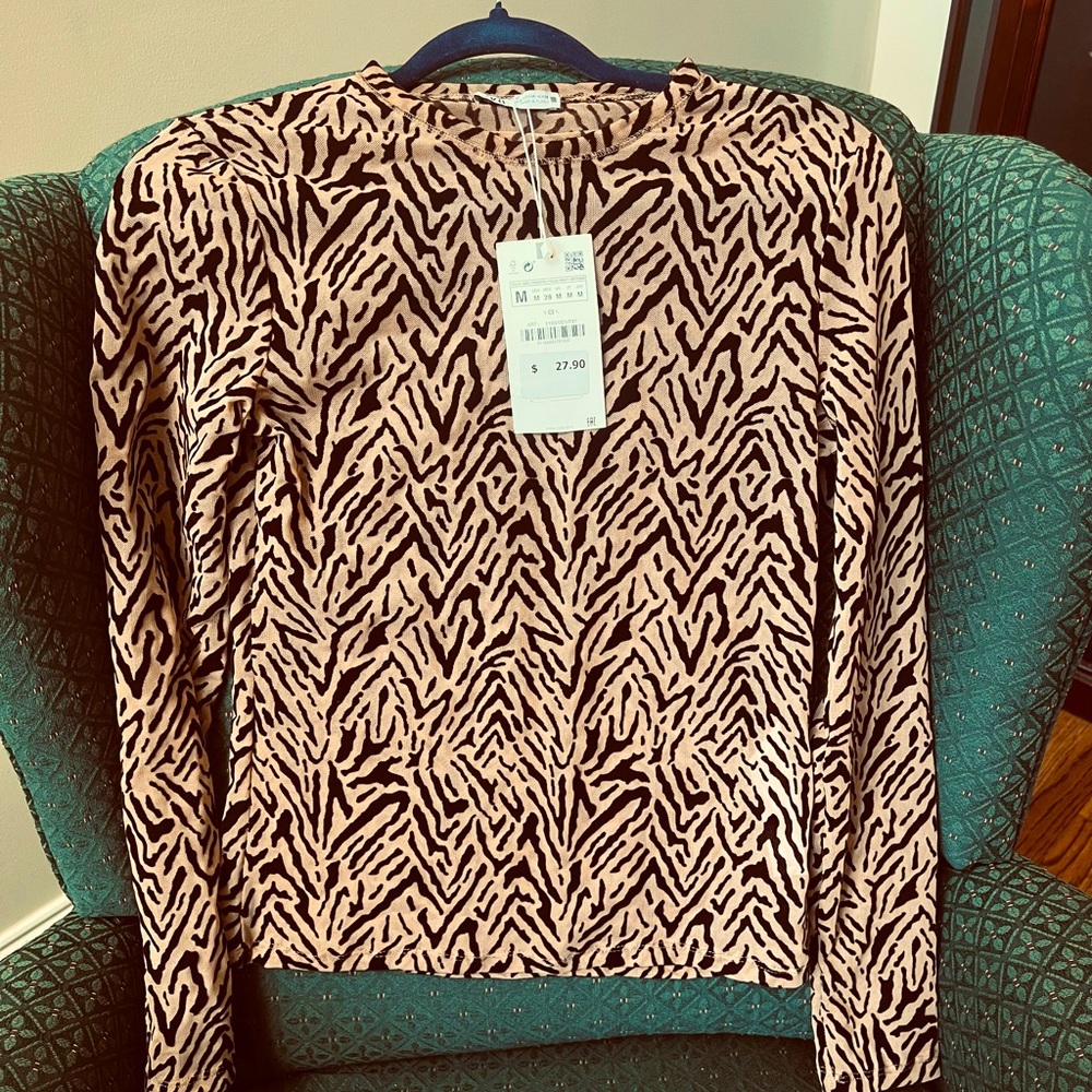 ZARA Dramatic yet subtle tiger stripes/coloring on a beautiful T shirt🔥❣️ - Picture 3 of 5